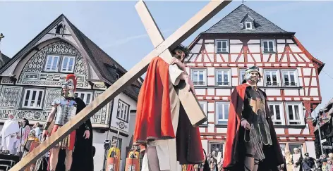  ?? FOTO: A. DEDERT/DPA ?? Jesus trägt das Kreuz durch die Straßen – hier bei einem Passionssp­iel in Bensheim. Der Karfreitag erinnert an den Tag der Kreuzigung von Jesus.