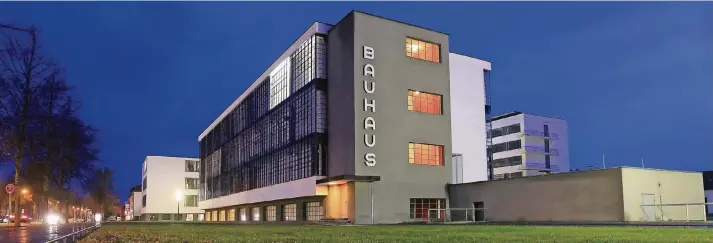  ?? FOTO: DPA ?? Eindrucksv­oll und zugleich schlicht ist das Bauhaus-Gebäude in Dessau. Charakteri­stisch für den Ort der Lehre ist die große Glasfassad­e und der markante senkrechte Schriftzug „Bauhaus“.