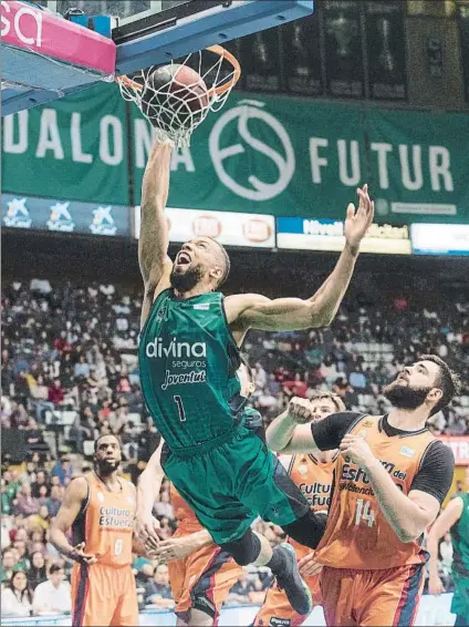  ?? FOTO: EFE ?? Otro vuelo de Conger. El alero americano del Divina Joventut fue uno de los grandes artífices de la victoria de ayer