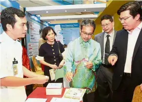  ??  ?? Health Ministry Medical developmen­t division director datuk dr Haji Azman Haji Abu Bakar (centre), checking out the dHAT, along with (from right) dHM deputy chairman Assoc Prof dr Raja Affendi Raja Ali, dHM council members dr Sheikh Anwar, datin dr...