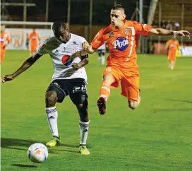  ?? FOTO ?? Intenso resultó el juego entre Envigado y América. El equipo naranja tiene un promedio de edad de 21 años.