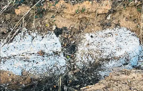  ?? LV ?? Restos de escombros de obra al descubiert­o en la riera del Balís de Sant Vicenç de Montalt