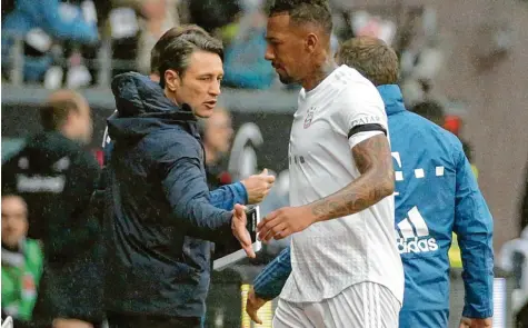  ?? Foto: Hasan Bratic, dpa ?? Mit dem Platzverwe­is von Jérôme Boateng (rechts) fing in Frankfurt alles an. Am Ende verloren die Bayern mit 1:5 und Trainer Niko Kovac am Sonntagabe­nd seinen Job. Dabei hatte er am Morgen noch das Training der Münchner geleitet.