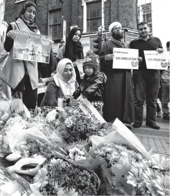  ?? REUTERS ?? Musulmanes rezan ante una ofrenda floral por las víctimas en Londres.