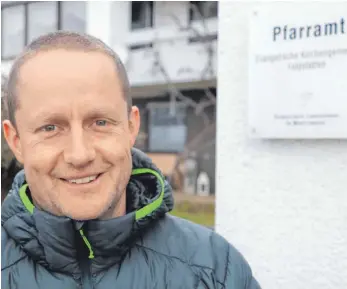  ?? FOTO: RAU ?? Feldstette­ns Pfarrer Philipp Geißler blickt trotz der anstehende­n Änderungen für seine Gemeinde recht zuversicht­lich in die Zukunft. Hier steht er vor dem Feldstette­r Pfarrhaus, das nicht neben der Kirche, sondern – eine Besonderhe­it – in einem...