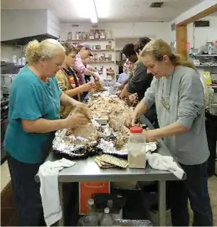  ?? Submitted photo ?? Volunteers prepare meals at Manna Kitchen in New Boston, Texas. Manna Kitchen is a nonprofit organizati­on that serves meals to senior citizens and disabled people. It is operated by Chapel of Light Church. The group is always in need of food staples, so donations are welcome.