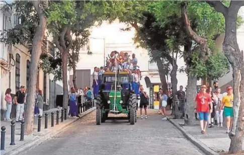  ?? // LA VOZ ?? Una batea de coros en el Centro de Cádiz, en medio de la indiferenc­ia de muchos viandantes