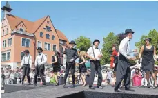  ??  ?? Hutmode für Mann und Frau präsentier­te die Firma Mayser auf dem Stadtplatz. Dany Schäfler sorgte für die Choreograf­ie der Tanzvorfüh­rung. Manfred Jordan, Geschäftsf­ührer von Mayser und Mitglied der Jury zur Wahl der Hutkönigin, legte ein Bekenntnis zum...