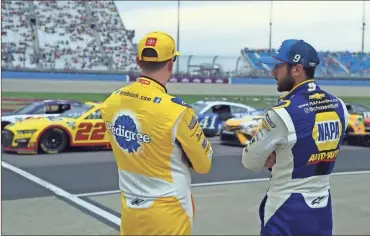  ?? Christophe­r Hanewincke­l ?? NASCAR Cup Series driver Kyle Busch (18) talks with driver Chase Elliott (9) at the end of a weather delay during the Ally 400 at Nashville Superspeed­way on June 26.