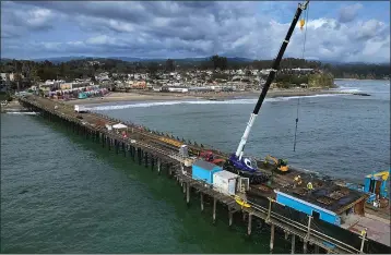  ?? SHMUEL THALER — SANTA CRUZ SENTINEL ?? Demolition of the Wharf House Restaurant and Boat and Bait on the Capitola Wharf began last Monday.