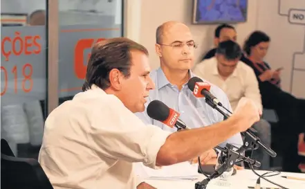  ?? JOSE LUCENA/FUTURA PRESS ?? Rádio. Candidatos ao governo fluminense, Eduardo Paes (à esq.) e Wilson Witzel participar­am ontem de debate