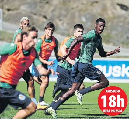  ?? FOTO: RS ?? Monreal, Isak, Zubeldia, Le Normand y Willian José parecen seguir la trayectori­a del balón con la mirada en un entrenamie­nto reciente