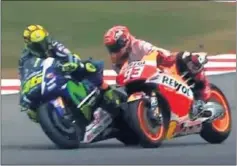  ??  ?? La polémica acción de Rossi y Márquez en el GP de Malasia 2015.