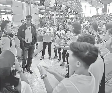  ?? — Gambar AFP ?? BERSEMANGA­T: Jacob (dua kiri) bersorak bersama para pemain sebelum berlepas ke Bangkok untuk menghadapi Kejuaraan Wanita AFF 2019 di Lapangan Terbang Antarabang­sa Kuala Lumpur semalam.
