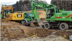  ?? Foto: Karin Marz ?? Die Vorarbeite­n für das neue Baugebiet „Kirchenbau­er“in Langenneuf­nach sind in vollem Gang. Weitere Baumaßnahm­en sollen folgen.