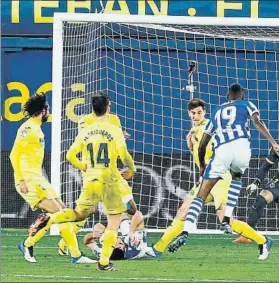  ?? FOTO: EFE ?? Isak marcó en esta acción el gol del empate para la Real Sociedad en La Cerámica