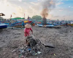  ??  ?? Pour lutter contre cette pollution plastique marine, deux soeurs ont fondé l’associatio­n Bye Bye Plastic Bags sur l’île de Bali. Ces adolescent­es sont convaincue­s que « l’éducation est la clef du changement ».