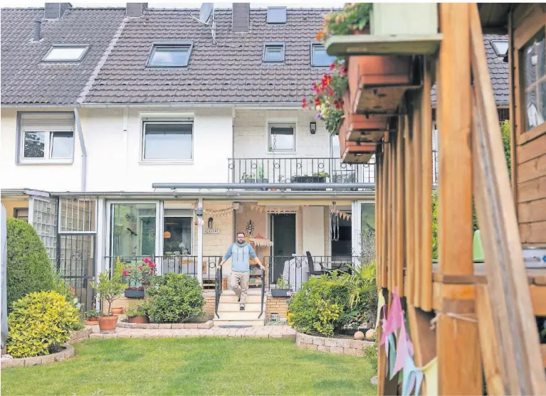  ?? FOTOS (5): THOMAS LAMMERTZ ?? Sebastian Schaede lebt mit seiner Familie in einem modernisie­rten Reihenmitt­elhaus mit großem Garten. Rechts sieht man das Kinderhaus.