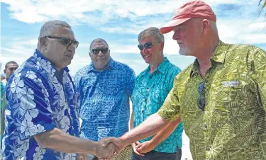  ?? Photo: Shratika Naidu. ?? Prime Minister Voreqe Bainimaram­a (left) shake hands with the United Nations special envoy for oceans Peter Thomson (right). Looking on is United Nations Environmen­t Programme executive director Erik Solheim (green bula) and Tui Macuata Ratu Wiliame...