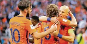  ?? REUTERs FOTO: ?? Grund zum Jubel hatten die niederländ­ischen Profis zuletzt eher selten. Hier gratuliere­n der zweifache Torschütze Davy Propper (li.) und Daley Blind ihrem Kapitän Arjen Robben, der das 2:0 gegen Bulgarien erzielt hatte.