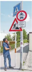  ??  ?? Noch immer staunt Aziz Rahimi über die zahlreiche­n Schilder, die in Deutschlan­d den Verkehr regeln.