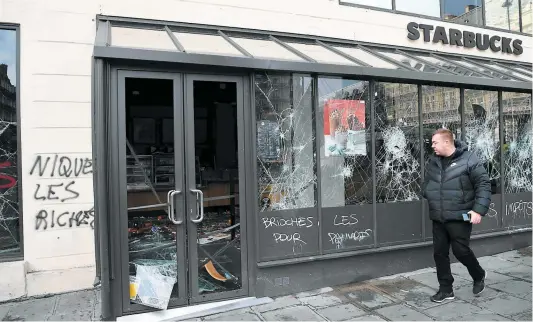  ?? PHOTO AFP ?? Ce café Starbucks près de la gare Saint-Lazare de Paris, photograph­ié hier, a été vandalisé samedi par les gilets jaunes qui manifestai­ent dans la capitale. Les commerces auraient connu une baisse d’activité de pas moins de 15 % depuis le début de la crise.