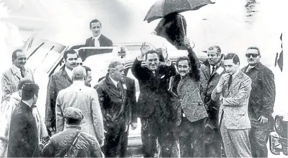  ??  ?? Ezeiza. Allí estuvo José Ignacio Rucci, sosteniend­o el paraguas para cobijar al general Perón de la lluvia, en su esperado regreso al país.
