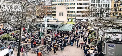  ?? FOTO: ANNE ORTHEN ?? Die Freifläche zwischen den Pavillons (links) und den Marktgänge­n (rechts) soll überdacht und mit einem mobilen Schutz bestückt werden.