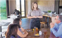  ?? MARLA BROSE/JOURNAL ?? Server Emma Nicholson outlines dessert options for customers at a restaurant in Hotel Chaco.