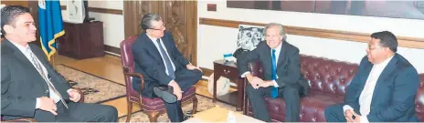  ??  ?? REUNIÓN. Los magistrado­s Erick Rodríguez, David Matamoros y Saúl Escobar con el secretario general de la OEA, Luis Almagro, en su despacho en Washington.