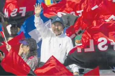  ??  ?? MANDATARIO. Daniel Ortega fue arropado por fieles a su movimiento, que inició hace casi cuatro décadas.