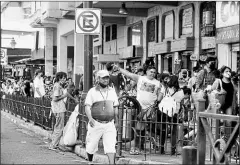  ?? Enrique Pesantes / El Comercio ?? • El viernes, en la zona de la Bahía de Guayaquil, se observaron alta aglomeraci­ón y un mal uso de mascarilla­s.