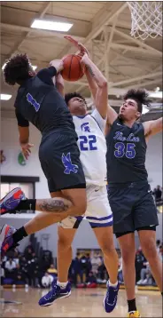  ?? TIM PHILLIS — FOR THE NEWS-HERALD ?? Richmond Heights’ Hosea Steele goes for a layup around a pair of Lutheran East defenders.