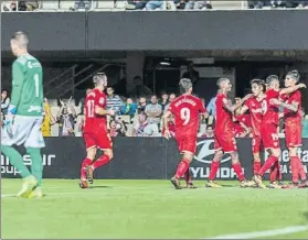  ?? FOTO: EFE ?? Los jugadores del Sevilla celebran su segundo tanto en el Estadio de Cartagonov­a