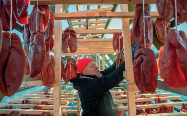  ?? (foto Aromi Creativi) ?? Impresa
Sopra Lia Berti, la 29 veronese che produce bottarga nel nord della Norvegia. A sinistra, il processo di essicazion­e