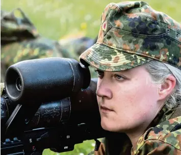  ?? Foto: Michael Scheller ?? Zur Grundausbi­ldung für Ungediente gehört auch der Umgang mit Schusswaff­en. Hier Katharina Neumeier bei der Einweisung an der Panzerfaus­t.