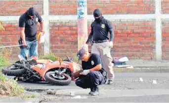  ??  ?? Con arma de fuego. Los cadáveres quedaron sobre la motociclet­a, con lesiones en el rostro, las piernas, la espalda, el tórax y la cabeza. No se reportaron detencione­s.