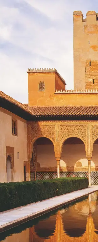  ??  ?? EL PATIO DE LOS ARRAYANES
Situado a los pies de la Torre de Comares, este patio daba acceso, a través de un pórtico de siete arcos, a las estancias donde tenían lugar las ceremonias más importante­s de la corte nazarí.