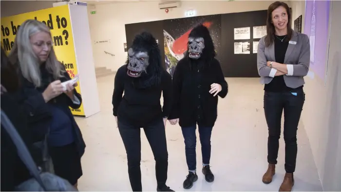  ?? Bild: JARI VÄLITALO ?? PÅ PLATS. I dag är två av tre kvinnor från konstnärsg­ruppen Guerrilla Girls på dagens vernissage på Mjellby konstmuseu­m. Här tillsamman­s med Erika Danker, på Mjellby konstmuseu­m.