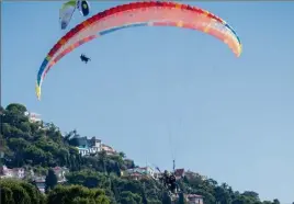  ??  ?? La plage du Golfe Bleu, dans le quartier de Cabbé, lieu d’atterrissa­ge des parapentis­tes. (Photo L. B.)