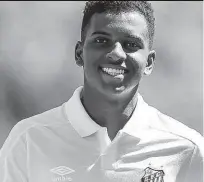  ??  ?? O atacante do Santos Rodrygo, 17 anos, comemora premiação que recebeu da revista France Football
