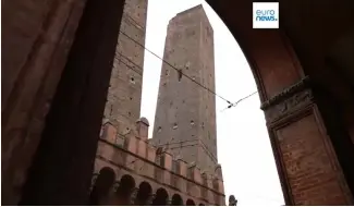  ?? ?? Les "deux tours" surplomban­t la ville de Bologne