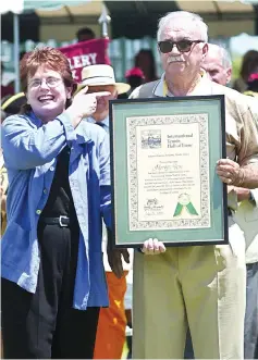  ?? — AFP photo ?? This file photo taken on July 14, 2001 shows Billie Jean King (L) presenting former tennis star Mervyn Rose with a certificat­e after being inducted into the Internatio­nal Tennis Hall of Fame in Newport, Rhode Island.