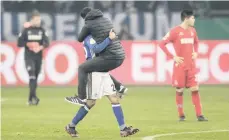  ?? /EFE ?? El entrenador de Schalke, Domenico Tedesco (der.), celebra con el jugador Amine Harit la victoria sobre el Colonia.