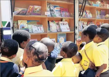  ?? PICTURE: MATLHATSI DIBAKWANE ?? Pupils from Morula View Primary School in Mabopane, Gauteng, were drawn to the book offerings on Freedom Park’s reading bus. Freedom Park is a group of local and internatio­nal storytelle­rs who conduct workshops and perform at schools, prisons, and old...