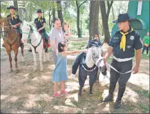  ??  ?? Familias asistieron a la feria ayer en la que pudieron interactua­r con tortugas, perros y caballos.