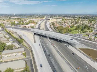  ?? ?? Proyecto de mejora de la I-405, una de las autopistas más transitada­s del condado de California, adjudicado por cerca de 1.200 millones de euros.