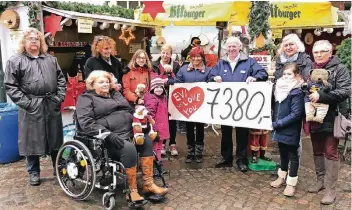  ?? RP-FOTO UWE HELDENS ?? Die Vertreter der IG Ophoven und die Facebook-Freundesgr­uppe freuten sich beim Wassenberg­er Weihnachts­markt gemeinsam über den Erfolg der Spendenakt­ion.