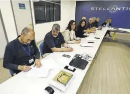  ?? STELLANTIS ?? =
Firma del acuerdo colectivo de la planta de Stellantis Zaragoza, ayer.