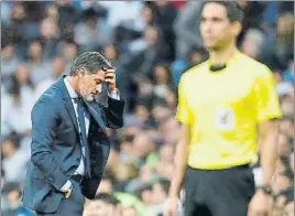  ?? FOTO: SIRVENT ?? Michel, abatido en el partido en el Bernabéu. El Málaga se sintió perjudicad­o